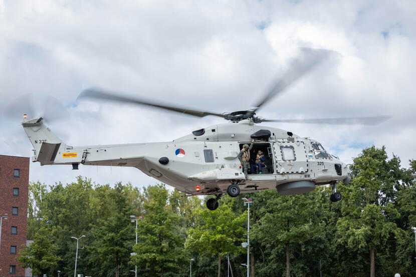 Burgemeester Aboutaleb zit in een helikopter die opstijgt