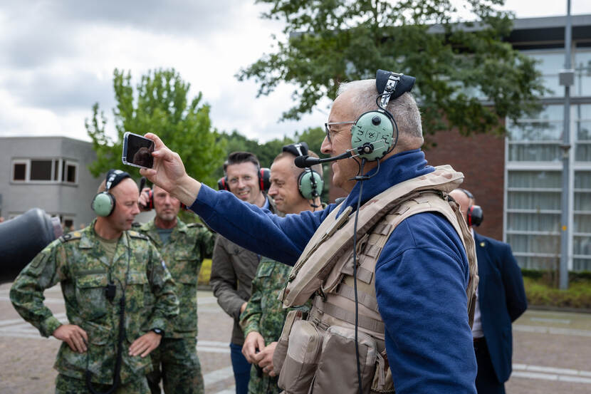 Burgemeester Aboutaleb in helikopter-kleding