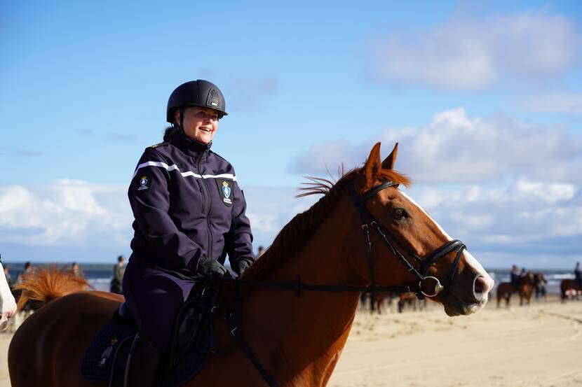 Luitenant-generaal Annelore Roelofs op een paard.