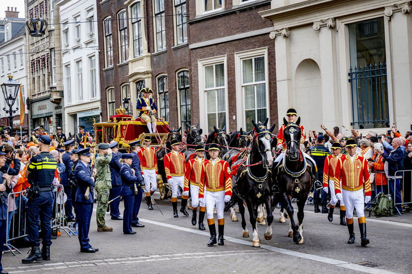 De glazen koets rijdt door Den Haag.