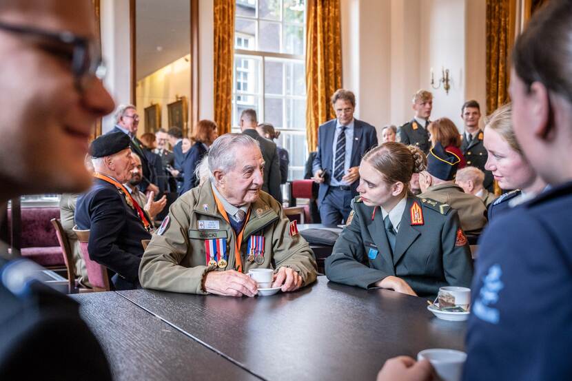 Een Canadese veteraan in gesprek met een aspirant-officier op de KMA.