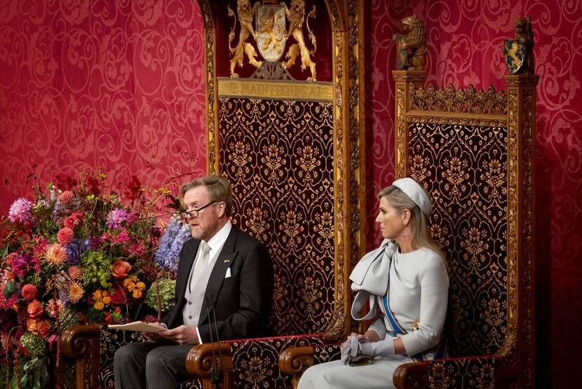 De koning spreekt de Troonrede uit met naast hem de koningin.