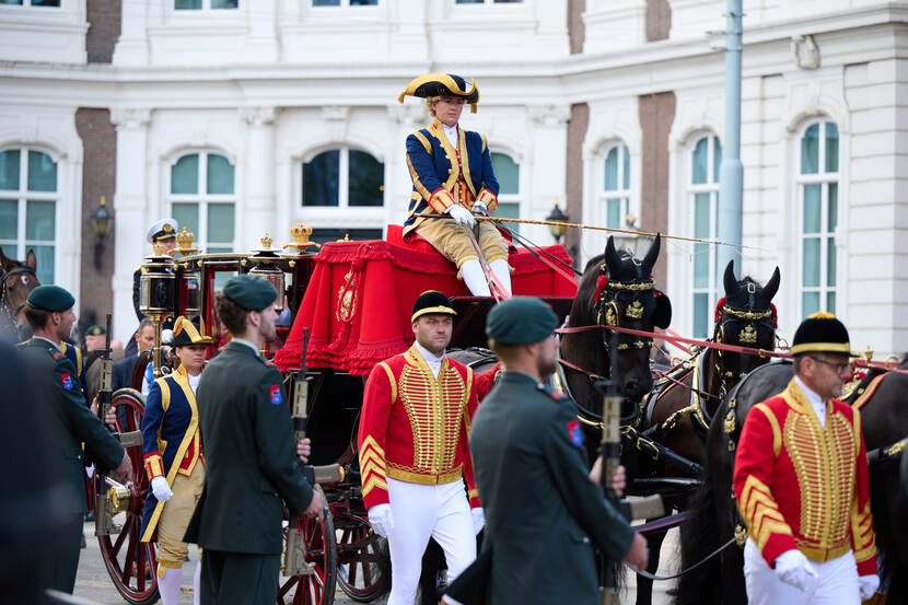 Militairen langs de route van de Glazen Koets.