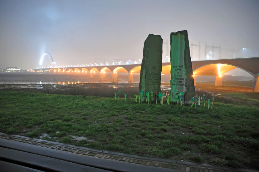 Het monument voor de Waaloversteek bij zonsondergang.