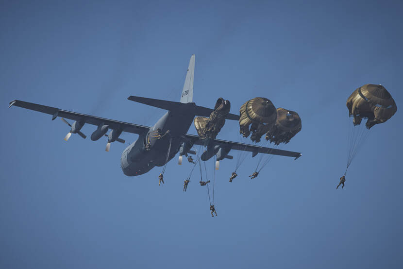 Militaire parachutisten springen uit transportvliegtuig.