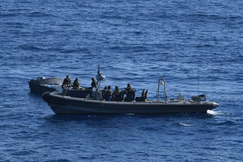 Militairen in FRISC-boot onderscheppen drugstransport op zee.