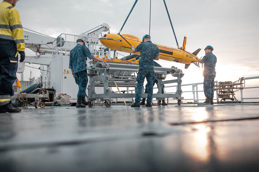 Militairen met een onderwaterdrone.