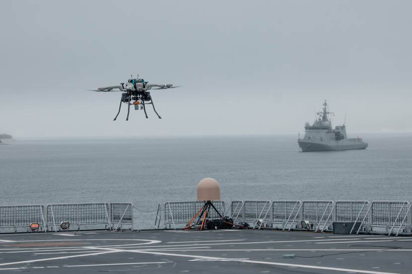 Een vliegende drone boven het water.