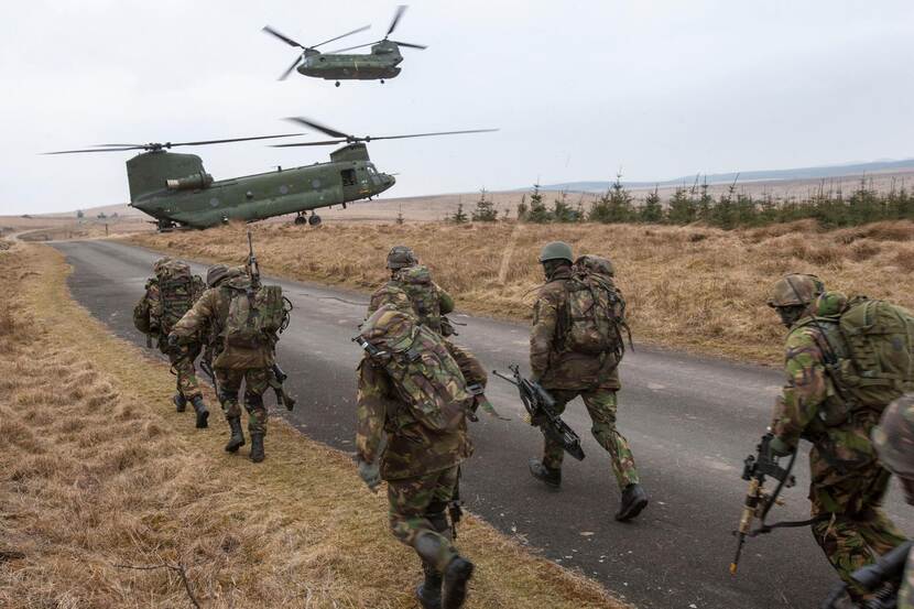 Militairen en Chinook-transporthelikopters.