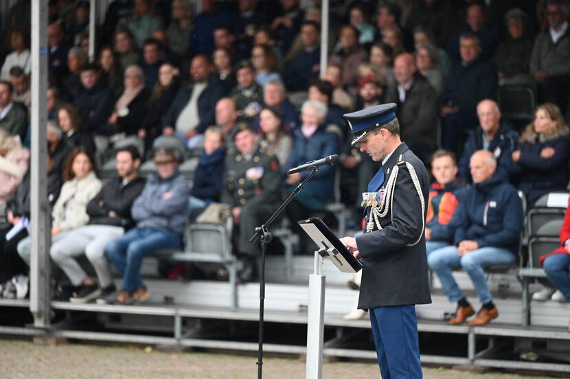 Een commandant speecht.