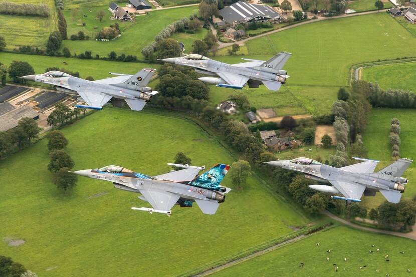 4 F-16's tijdens laatste vlucht boven Nederland.