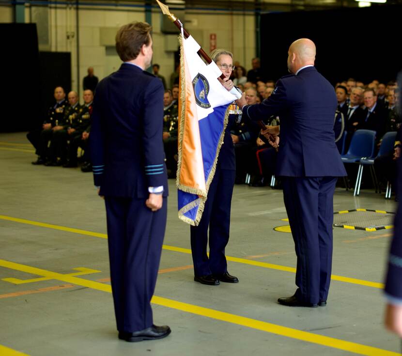 Vaandeloverdracht bij luchtmacht.