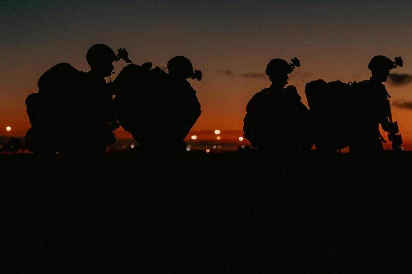 Special forces-militairen bij zonsondergang.