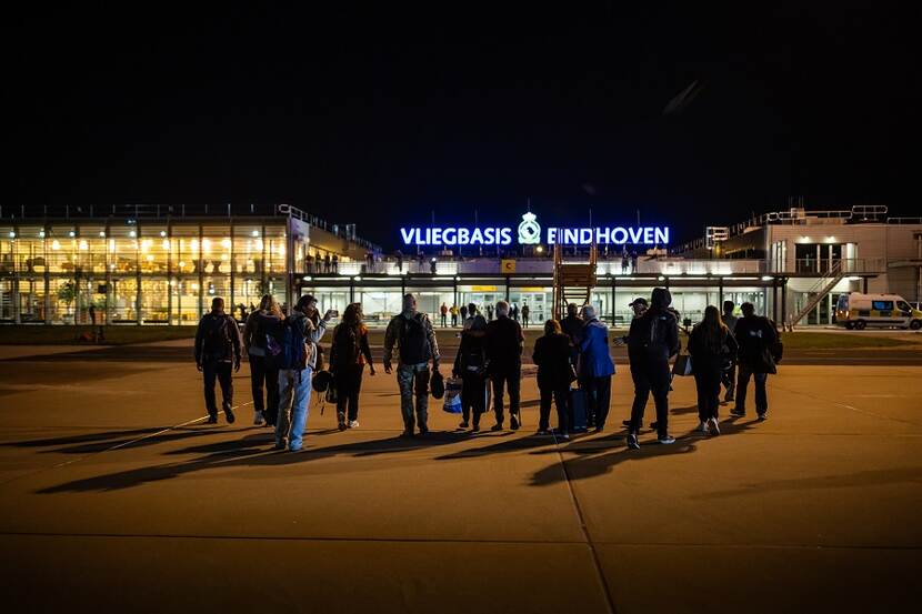 gerepatrieerde burgers uit Libanon komen aan op Vliegbasis Eindhoven