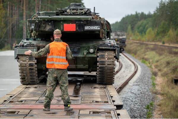 Een tank in Litouwen die via het spoor vervoerd wordt