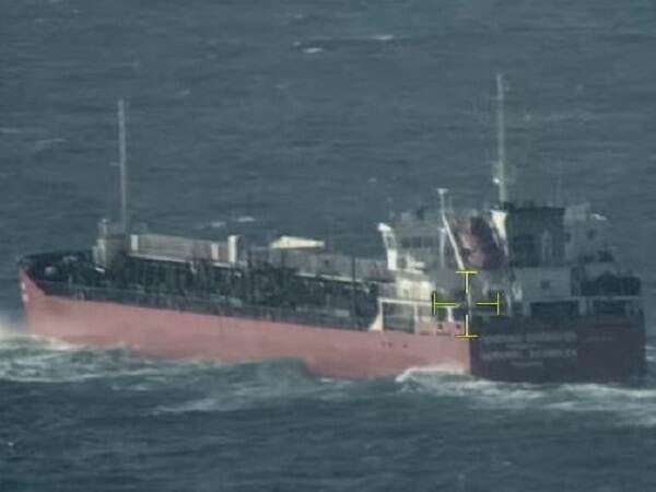 Een verouderde Russische tanker varend op de Noordzee