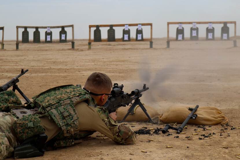 Lid Force Protection traint schietvaardigheid in Irak.