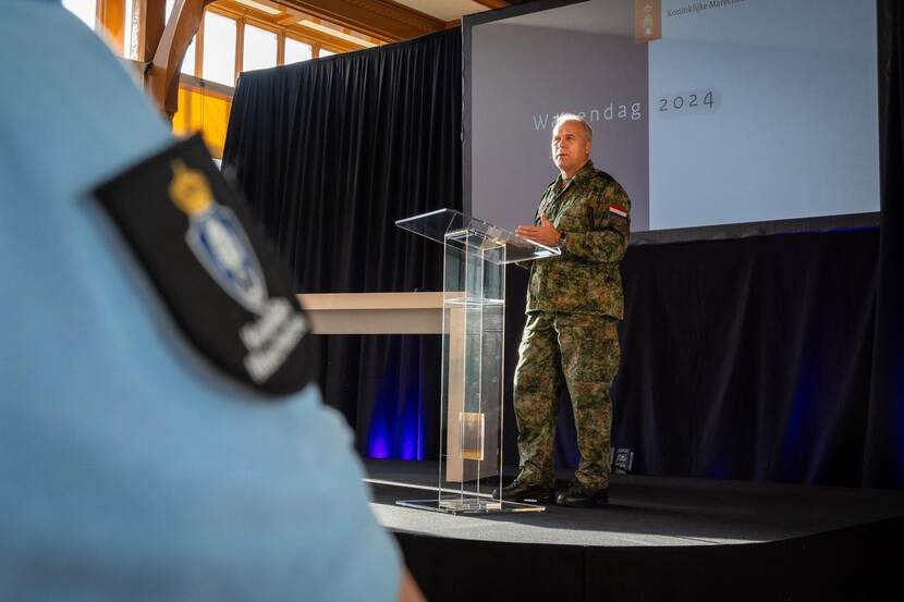 Commandant der Strijdkrachten generaal Onno Eichelsheim spreekt de marechaussees toe tijdens de wapendag