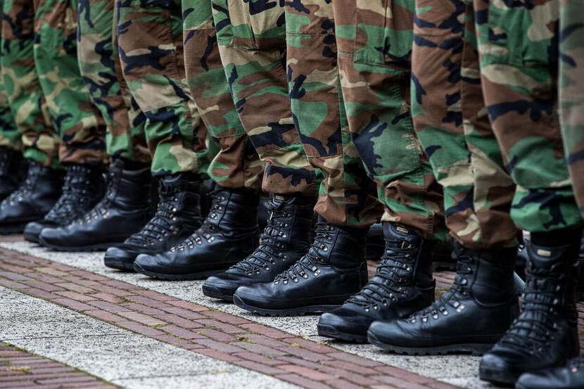 Kisten van militairen, die in een rij staan opgesteld