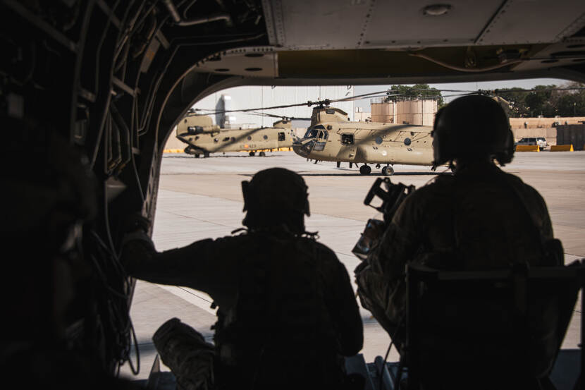 Chinook-transporthelikopters op Al-Asad Air Base