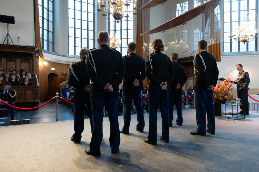 Aangetreden marechaussees en rechts luitenant-generaal Ludy Schmidt.