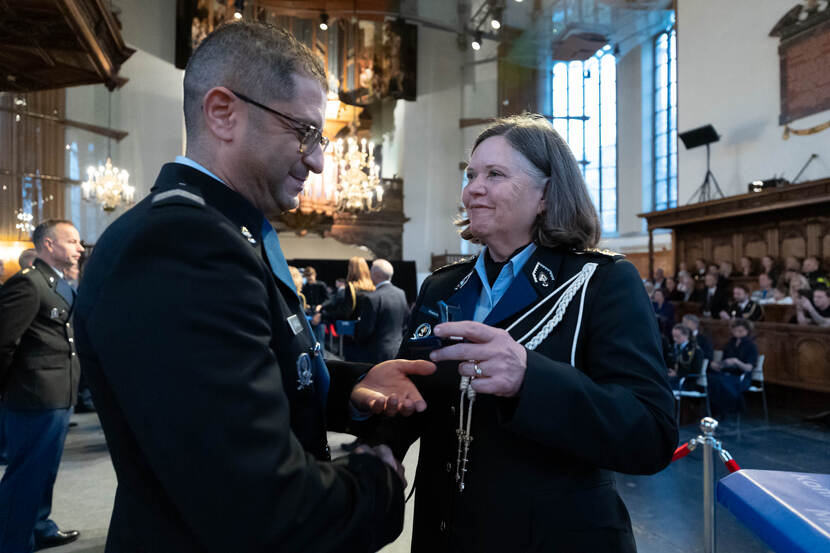 Commandant Koninklijke Marechaussee luitenant-generaal Annelore Roelofs reikt de medailles uit.