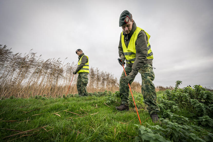 Militairen op een dijk