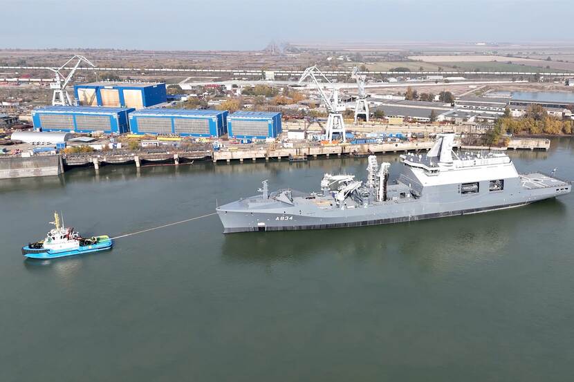 Het bevoorradingsschip in de haven van Roemenie