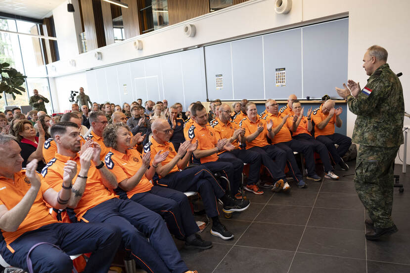 De generaal spreekt militaire sporters toe.