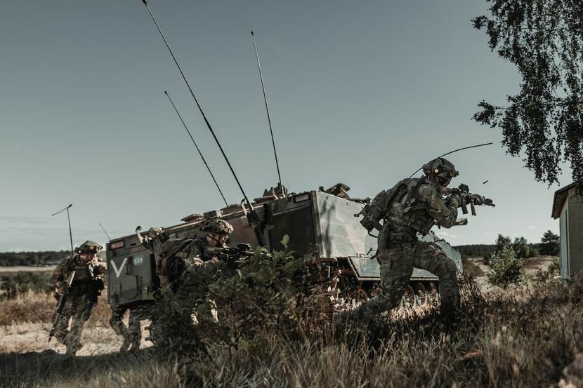 Militairen in actie in het veld.