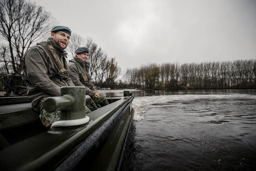 Twee militairen kijken over het water vanaf de nieuwe vaarbrug