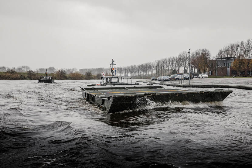 De nieuwe vouwbrug drijft op het water.