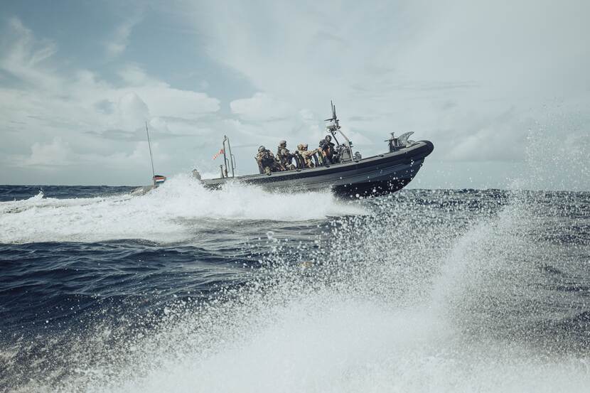 Militairen op snelle boot op zee.