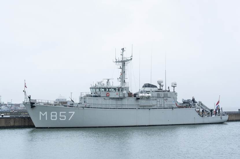 Zr.Ms. Makkum in het water