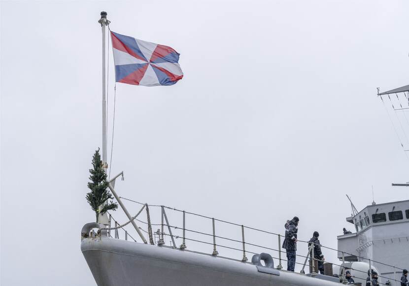 Een kerstboom op de voorkant van de Zr. Ms. Van Amstel