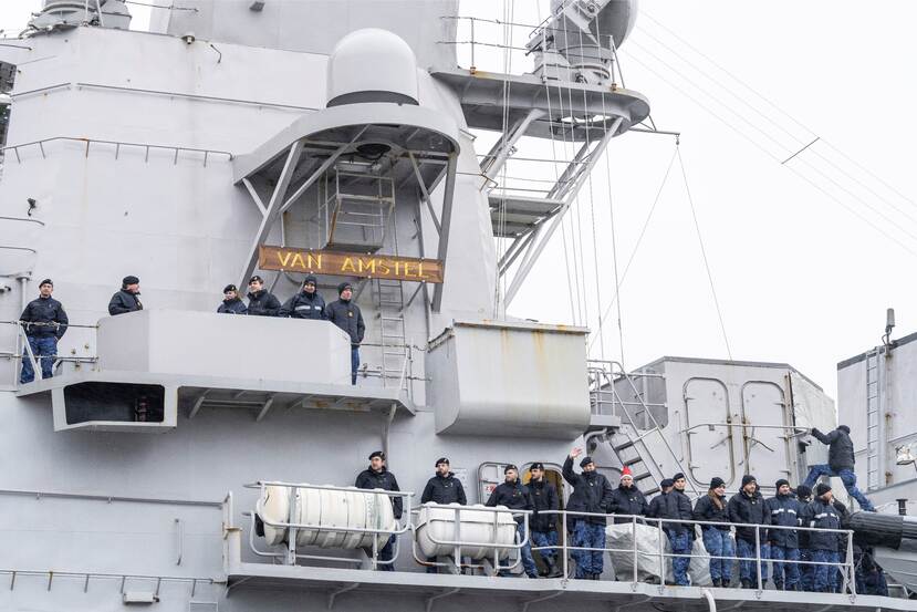 De Zr.Ms. Van Amstel bij terugkomst, met militairen op het dek