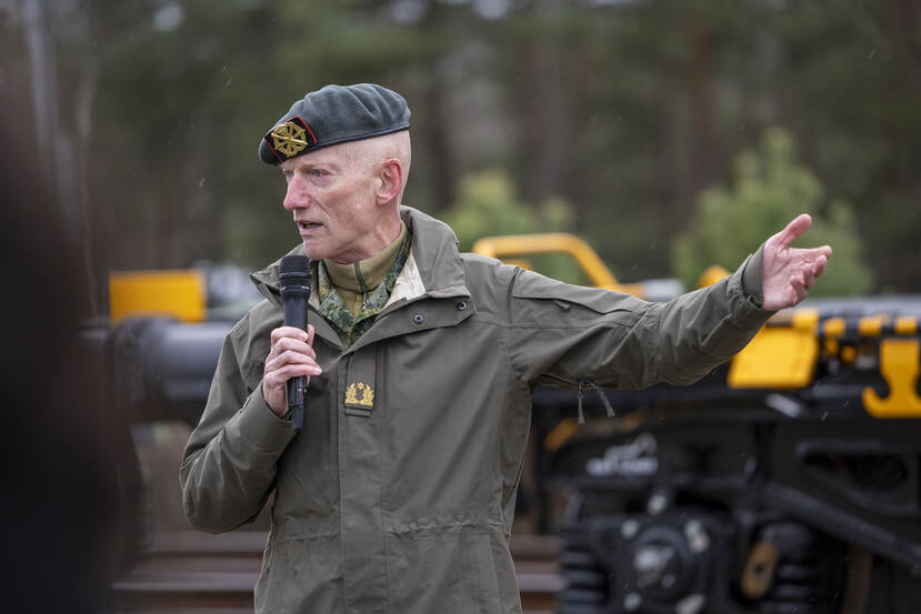 Een commandant houdt een toespraak.