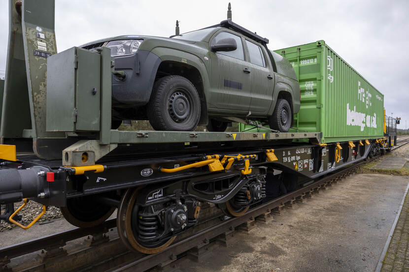 Containerwagons met daarop een voertuig en containers.