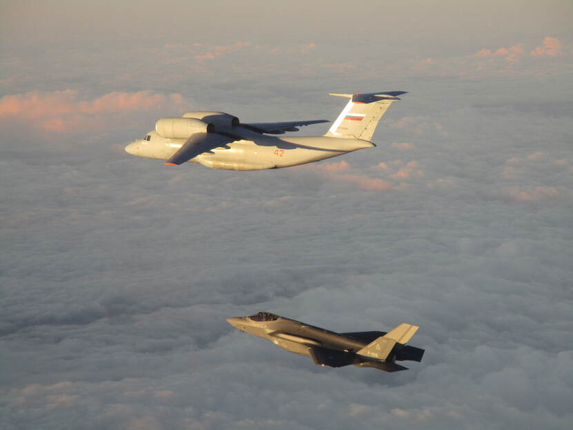 Een Nederlands toestel dat een Russisch vliegtuig in de lucht begeleidt