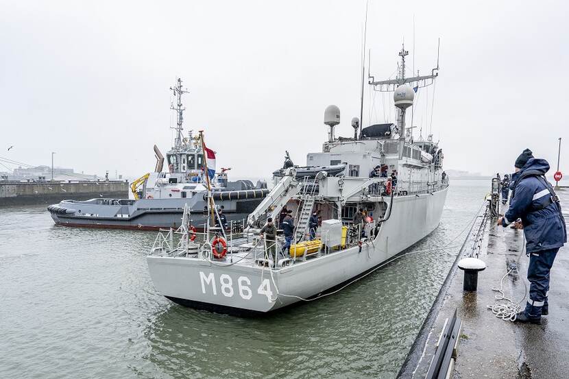 Zr.Ms. Van Amstel en Zr.Ms. Willemstad in de haven van Den Helder