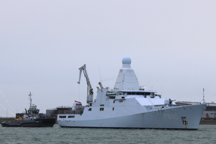 Zr.Ms. Holland vaart Den Helder binnen.