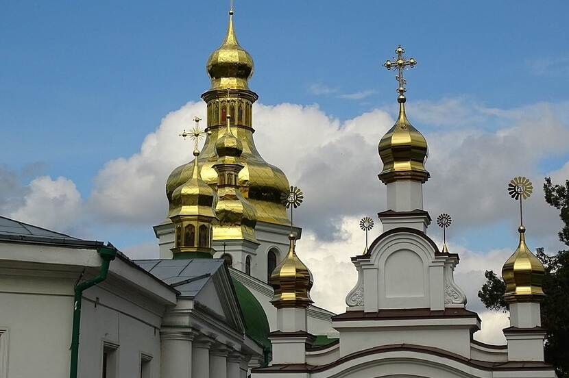 Religieus gebouw met gouden torens in Kiev.