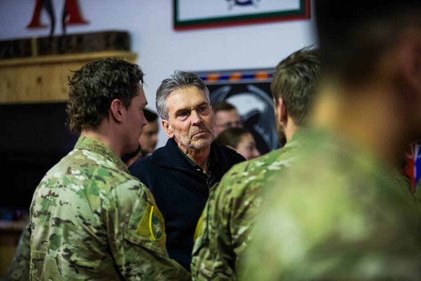 Premier Schoof praat met Nederlandse militairen in de kazerne van Rukla in Litouwen