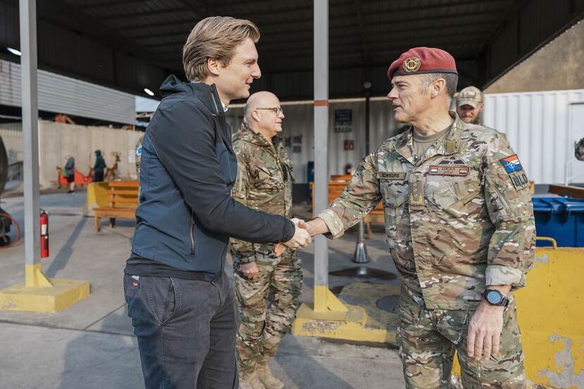 Brekelmans schudt de hand van Luitenant-Generaal Schreurs.