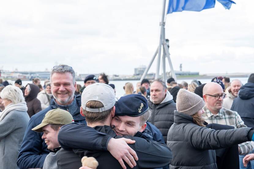 Afscheid tussen familie en Trompbemanning.