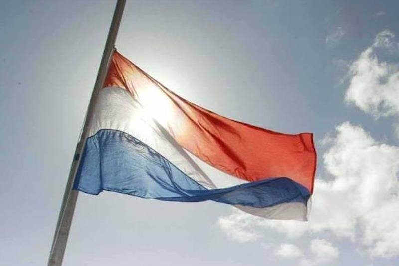 De Nederlandse vlag halfstok.