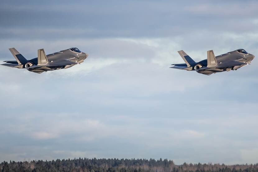 2 F-35's in de lucht.