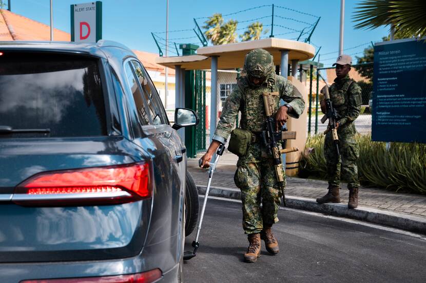 Veiligheidscontrole van een auto bij aankomst op de Curaçaose locatie Suffisant.