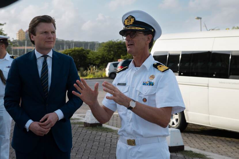 Brekelmans in gesprek met commandeur Walter Hansen, Commandant der Zeemacht in het Caribisch gebied, tevens directeur Kustwacht. Tekst