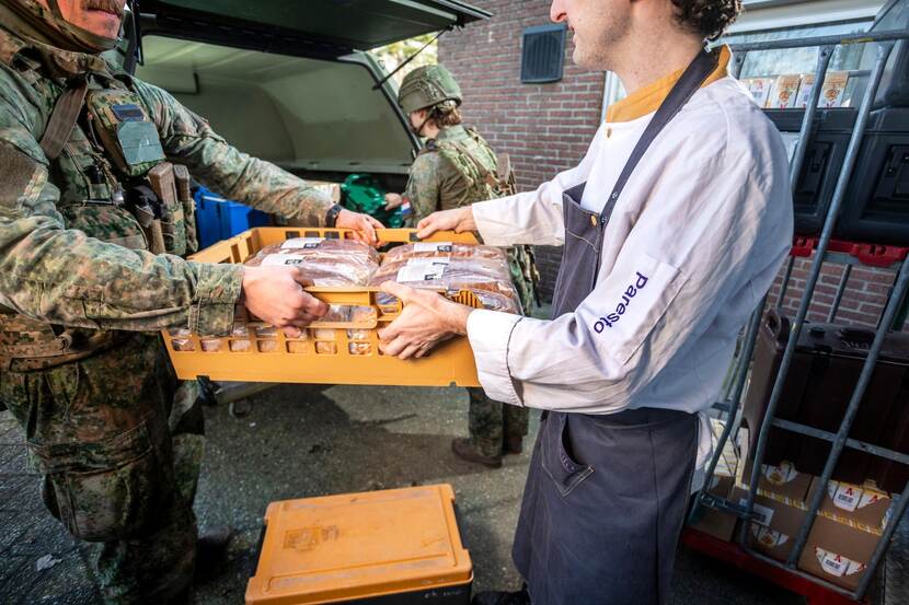 Militair krijgt doos met brood.